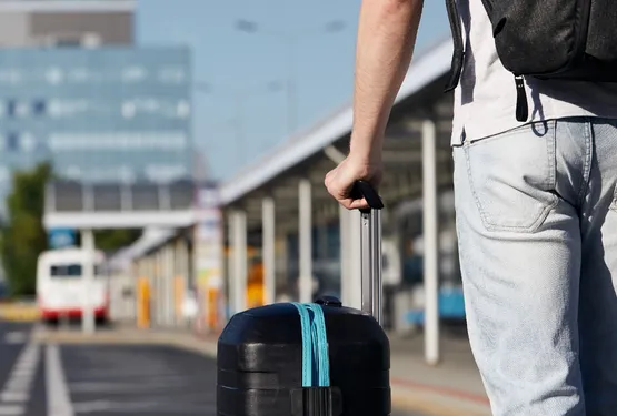 passager marchant vers une navette pour un transfert aeroport bruxelles